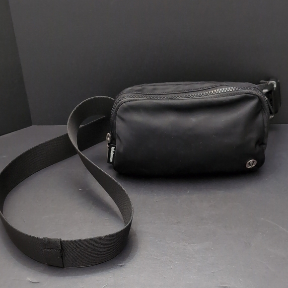 lululemon athletica Handbags - Lululemon Athletica Everywhere Woman's Belt Bag, Black.